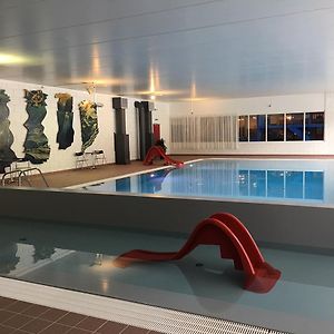 Vesterland Feriepark Hytter, Hotell Og Leikeland